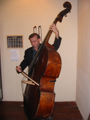 José Vázquez with violone double bass Eberle